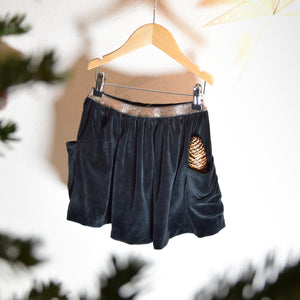Elasticated-waist skirt seams