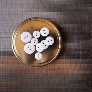 Glänzender Knopf mit 2 Löchern - 10, 12 und 15 mm - Weiß
